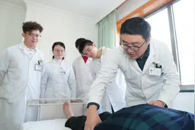 98岁老人勇闯“人生最后一次骨折”图片
