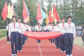 秋高气爽，这群少年像风一样奔跑图片
