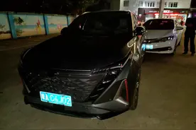男子酒驾遇交警，弃车逃跑躲进草丛......图片