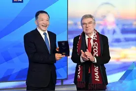 国际奥委会主席向总台台长赠授巴黎奥运会纪念金牌图片