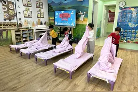 5秒穿好袜子、练习叠被子，萌娃这样成为生活的小主人图片