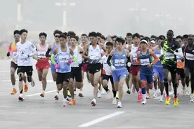 2024北京马拉松赛鸣枪开跑图片
