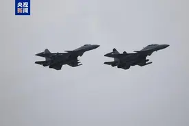 中国海军歼-15D首次公开亮相中国航展图片