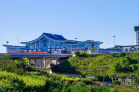 党旗领航风帆劲 笃定前行守初心——陇南机场扎根红色沃土践行“真情服务”图片