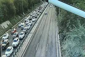 假期首日多条高速路出京方向开始车流集中，京藏高速“深红色”路段已达居庸关长城！图片