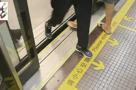 上海地铁突发！一女子差点闯入轨道，不是第一起了，官方紧急提醒图片