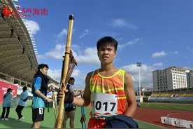 竞速赛场上的坚持和鼓励图片