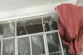 江西一高校教室玻璃因暴雨爆裂，校方：有部分学生受伤图片