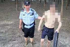 老人陷入泥潭，民警光脚营救图片