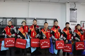 冲入火场的“快递侠”找到啦，消防指战员为他们颁发了……图片