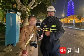 游客赏景遗落手机，警方帮忙找回图片