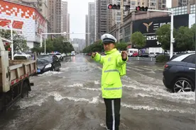 暴雨中的坚守：鄂州公安奋战防汛一线图片