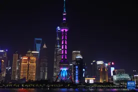 上海：陆家嘴亮灯迎接进博会图片