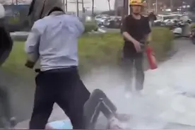南宁一男孩突遭蜂群攻击，倒地打滚！外卖小哥与众人持衣服灭火器相救，社区回应图片