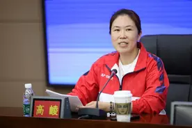 “冠军体育课”请奥运冠军高崚传授打球技巧图片