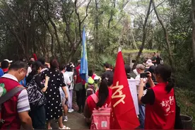 重温抗战历史！南京50多人徒步5公里寻访抗战遗迹图片