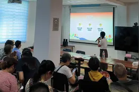 爸妈上网也要“安全健康” 抖音“智慧夕阳”课堂走进武汉社区图片