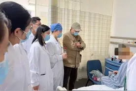 半夜爬到大腿！年轻女子体内排除10米长虫：我居然把它养得这么肥图片