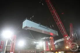 近百辆小汽车的重量！渝湘高铁重庆至黔江段唯一上跨既有线钢橫梁吊装完成图片
