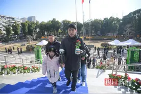 有人吹一曲口琴《送别》，有人送来潜水艇模型……8000余人现场深情缅怀黄旭华院士图片