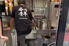 视频曝光！员工在水池洗脚？知名茶饮紧急闭店图片