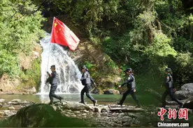 云南盈江：巡边小队中缅边境开展巡逻踏查图片