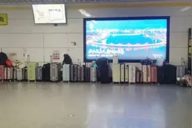 南昌地铁站里200多个行李箱“排长龙”！民警为“旅游特种兵”们看守箱包图片