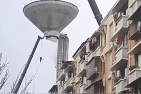 成都一小区拆除水塔时吊车吊臂连塔顶突然倒下，当地：1人遇难，正确定原因图片