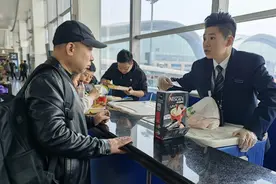 春运首日  他在登机口说了500遍“旅途愉快”图片
