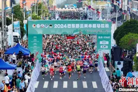 中外5500名跑者竞速湖北巴东“爬坡马拉松”图片