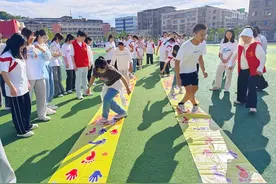 旱地龙舟、摸石头过河，“5·25”心理健康日来临，高三学子花式减压迎高考图片