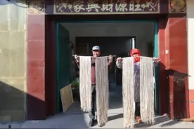 腊月忙年人，老手艺石墨面粉图片