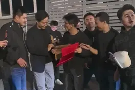 真·BOSS直聘！男生见到雷军勇敢递上简历图片