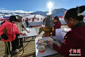 新疆阜康：滑雪场冬至日送饺子图片