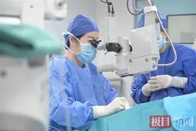 2000多度高度近视并发白内障，57岁男子右眼视力降至指数图片