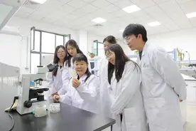 塔大教授夫妇：像胡杨一样把根深扎边疆图片