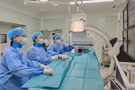 联合手术打通下肢闭塞血管，爹爹的左脚保住了图片