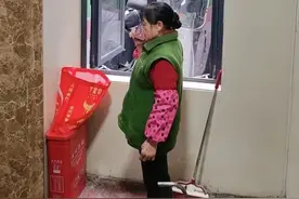 长沙一保洁阿姨路边捡到塑料袋，无意打开惊呆了：里面有18万元现金！图片