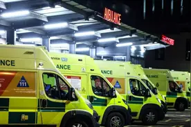 患者在急诊室等待91小时 英国一医院宣布进入“满负荷运营”状态图片