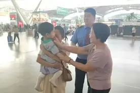 车站里的温情时刻图片