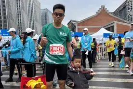 程序员爸爸推着婴儿车参加汉马：三岁宝宝首次参赛图片