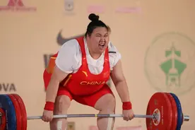 中国举重奥运冠军李雯雯因伤退出亚运会比赛，此前曾在世锦赛时胳膊意外受伤图片