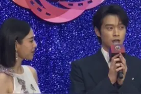 30秒丨魏大勋现身百花奖图片