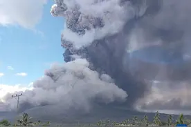 印尼一火山频繁喷发 政府拟永久迁移附近居民图片