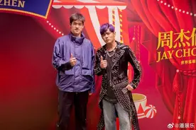 潘展乐中秋夜微博晒与周杰伦合影，网友：不知道应该羡慕谁了！图片