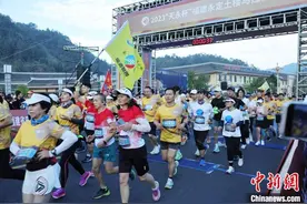 福建永定土楼马拉松赛：奔跑在世遗土楼田园风光中图片