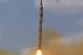 真动手了！也门胡塞武装向以色列连射导弹并公布视频图片