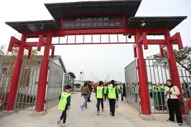 桃花源里真体验 劳动实践促成长｜泰山文旅集团传承中医药文化 助推大中小学劳动教育图片