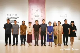 他将音乐元素融入绘画，用笔墨谱写浪漫的交响图片