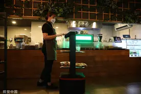 外媒：韩国餐饮服务机器人，七成由中国制造图片